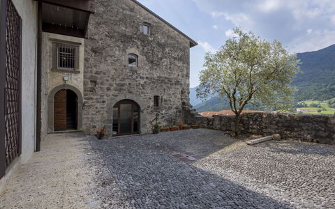 Casa Torre Il Castello: Mobilia, Cucina & Sala Da Pranzo Tavolo, Sedia, Pavimento, Mare, Balcone, Oceano, Ricorrere, Eco Hotel, Sala Da Pranzo