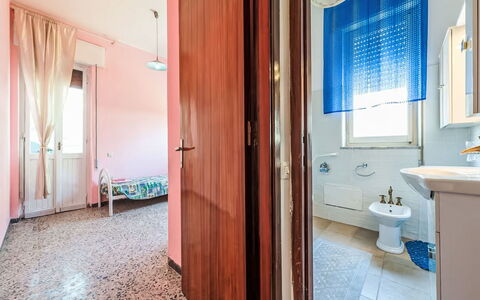 Villetta Luisa: Mobilia, Cucina & Sala Da Pranzo Tavolo, Sedia, Pavimento, Mare, Balcone, Oceano, Ricorrere, Eco Hotel, Sala Da Pranzo