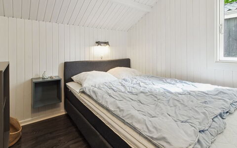 Maini - 30Km from the Sea: Camera Da Letto, Legna, Letto, Lenzuolo, Pavimentazione, Bedding, Soffitto, Pavimento, Interior Design, Telaio Del Letto