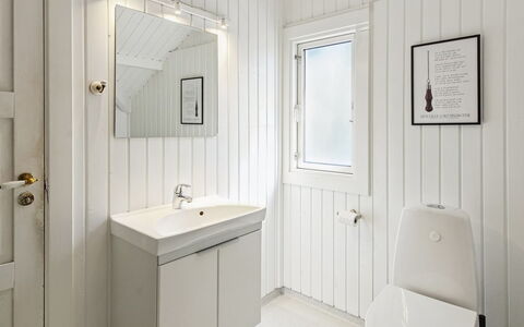 Maini - 30Km from the Sea: Idraulico Fixture, Legna, Pavimentazione, Bagno, Interior Design, Lavello, Pavimento, Lavandino Del Bagno, Idraulico, Rubinetto