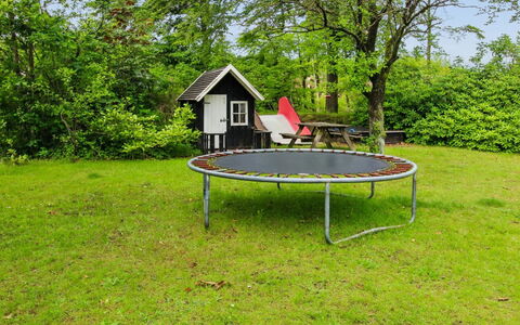 Maini - 30Km from the Sea: Erba, Trampolino, Trampolino - Macchine E Materiali, Giardino, Prato, Cortile, Backyard, Parco, Shade