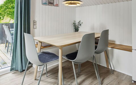 Maini - 30Km from the Sea: Pavimentazione, Legna, Interior Design, Mobilia, Pavimento, Pavimento In Legno, Cucina & Sala Da Pranzo Tavolo, Color Legno, Camera, Sala Da Pranzo