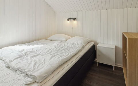 Maini - 30Km from the Sea: Camera Da Letto, Legna, Letto, Lenzuolo, Pavimento, Pavimentazione, Soffitto, Bedding, Interior Design, Telaio Del Letto