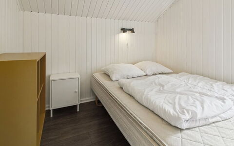 Maini - 30Km from the Sea: Camera Da Letto, Legna, Pavimento, Pavimentazione, Soffitto, Letto, Interior Design, Lenzuolo, Bedding, Telaio Del Letto