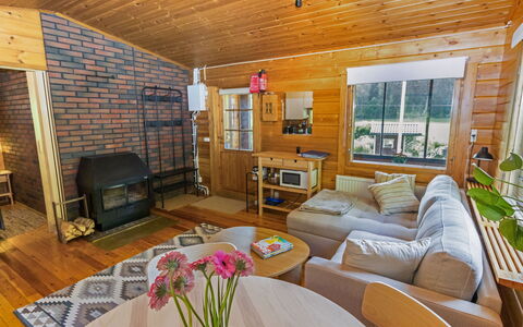 Whispering Woods: Mobilia, Legna, Interior Design, Soffitto, Divano, Pavimento, Camera, Pavimentazione, Soggiorno, Casa