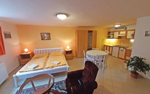 Sylva: Mobilia, Interior Design, Pavimento, Camera, Pavimentazione, Soffitto, Sedia, Televisione, Soggiorno, Latifoglie