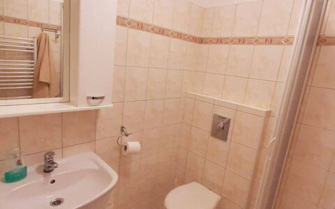 Sylva: Pavimentazione, Pavimento, Bagno, Idraulico Fixture, Interior Design, Lavandino Del Bagno, Idraulico, Lavello, Piastrella, Camera