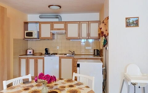 Sylva: Mobilia, Interior Design, Legna, Pavimentazione, Pavimento, Camera, Cucina, Soffitto, Sedia, Appartamento