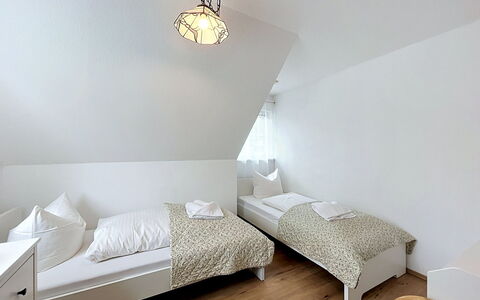 Hohe Kiefern: Camera Da Letto, Legna, Pavimento, Letto, Pavimentazione, Bedding, Lenzuolo, Interior Design, Casa, Soffitto