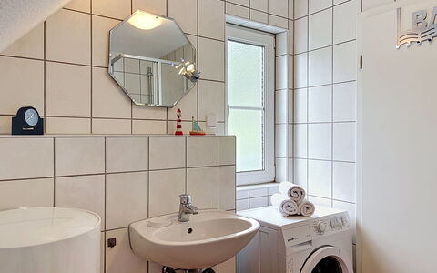 Hohe Kiefern: Idraulico Fixture, Interior Design, Pavimentazione, Pavimento, Bagno, Lavello, Rubinetto, Idraulico, Soffitto, Lavandino Del Bagno