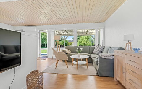 Gertraud - 600M from the Sea: Mobilia, Interior Design, Pavimentazione, Pavimento, Legna, Soffitto, Pavimento In Legno, Divano, Soggiorno, Illuminazione