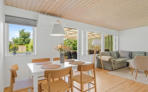 Gertraud - 600M from the Sea: Mobilia, Interior Design, Pavimentazione, Pavimento, Legna, Tavolo, Sedia, Soffitto, Sala Da Pranzo, Pavimento In Legno