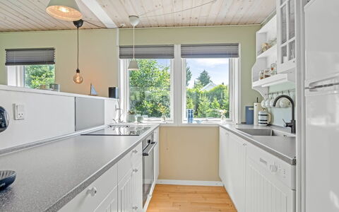 Gertraud - 600M from the Sea: Cucina, Controsoffitto, Interior Design, Pavimentazione, Elettrodomestico Da Cucina, Legna, Cabinetry, Soffitto, Apparecchio Major, Pavimento
