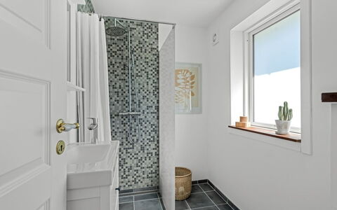 Gertraud - 600M from the Sea: Pavimentazione, Parete, Bagno, Interior Design, Pavimento, Idraulico Fixture, Piastrella, Soffitto, Idraulico, Casa