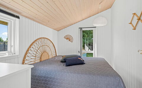 Gertraud - 600M from the Sea: Legna, Interior Design, Soffitto, Camera Da Letto, Pavimentazione, Illuminazione, Pavimento, Letto, Mobilia, Telaio Del Letto