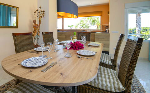 Castillo: Mobilia, Interior Design, Tavolo, Sedia, Pavimentazione, Legna, Sala Da Pranzo, Cucina & Sala Da Pranzo Tavolo, Pavimento, Illuminazione