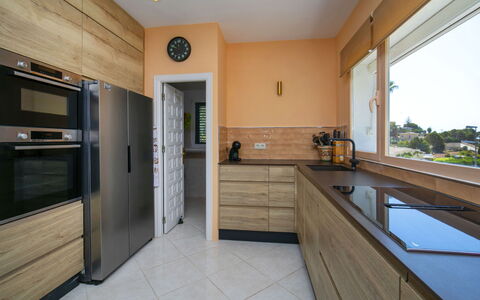 Castillo: Cucina, Cabinetry, Interior Design, Mobilia, Controsoffitto, Pavimentazione, Elettrodomestico Da Cucina, Pavimento, Apparecchio Major, Legna