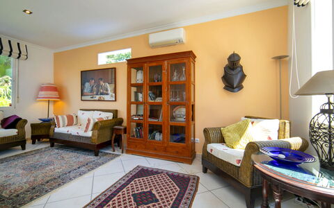 Castillo: Mobilia, Interior Design, Divano, Pavimentazione, Legna, Soffitto, Soggiorno, Pavimento, Camera, Illuminazione