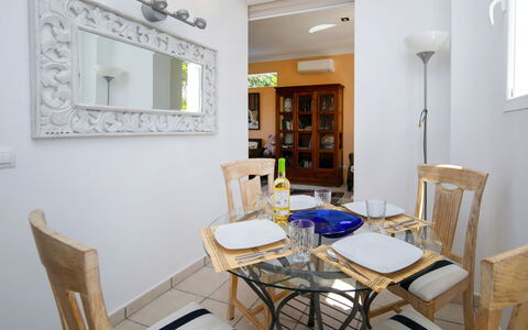 Castillo: Mobilia, Interior Design, Pavimentazione, Parete, Tavolo, Legna, Sedia, Pavimento, Sala Da Pranzo, Camera