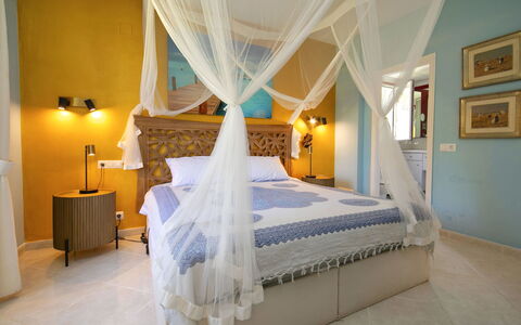 Castillo: Mobilia, Interior Design, Camera Da Letto, Letto, Pavimento, Soffitto, Pavimentazione, Illuminazione, Tessile, Camera