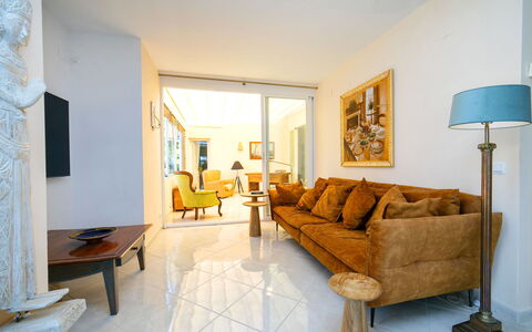 Castillo: Pavimentazione, Mobilia, Parete, Interior Design, Pavimento, Divano, Legna, Soggiorno, Soffitto, Casa