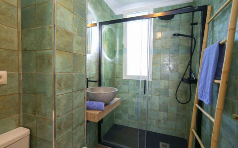 Castillo: Parete, Interior Design, Pavimentazione, Bagno, Idraulico Fixture, Pavimento, Lavandino Del Bagno, Illuminazione, Rubinetto, Specchio