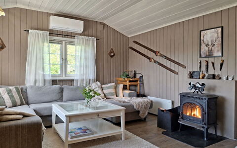 Hellebu: Mobilia, Interior Design, Legna, Pavimentazione, Divano, Soffitto, Pavimento, Soggiorno, Illuminazione, Camera