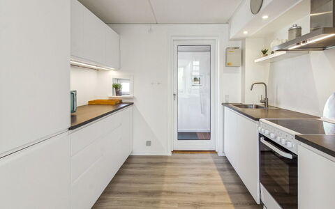 Majvi - 2.3Km from the Sea: Cucina, Controsoffitto, Interior Design, Pavimentazione, Legna, Elettrodomestico Da Cucina, Pavimento, Soffitto, Apparecchio Major, Cabinetry