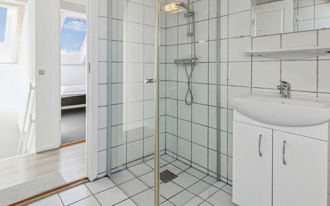 Majvi - 2.3Km from the Sea: Pavimentazione, Pavimento, Interior Design, Soffitto, Idraulico Fixture, Materiale Composito, Idraulico, Camera, Bagno, Appartamento