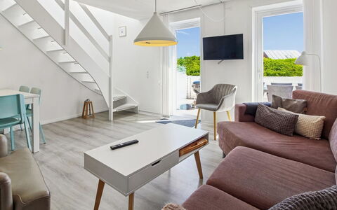 Majvi - 2.3Km from the Sea: Mobilia, Interior Design, Pavimentazione, Legna, Pavimento, Tavolo, Divano, Casa, Soggiorno, Sedia