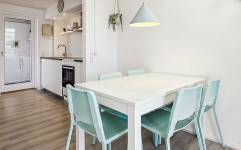 Majvi - 2.3Km from the Sea: Mobilia, Interior Design, Pavimentazione, Legna, Pavimento, Soffitto, Cucina & Sala Da Pranzo Tavolo, Tavolo, Sala Da Pranzo, Camera