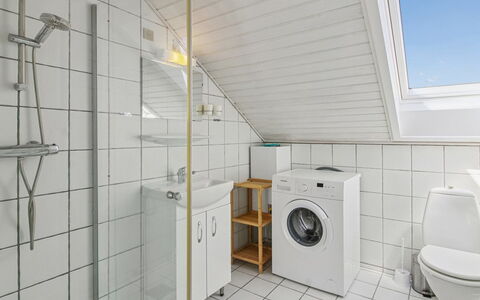 Majvi - 2.3Km from the Sea: Pavimentazione, Pavimento, Interior Design, Soffitto, Idraulico Fixture, Idraulico, Camera, Lavello, Rubinetto, Piastrella