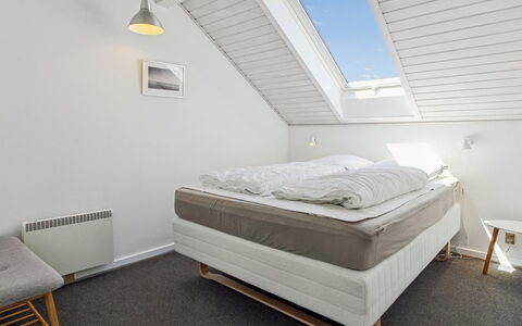 Majvi - 2.3Km from the Sea: Legna, Camera Da Letto, Interior Design, Pavimentazione, Pavimento, Soffitto, Biancheria, Letto, Illuminazione, Mobilia