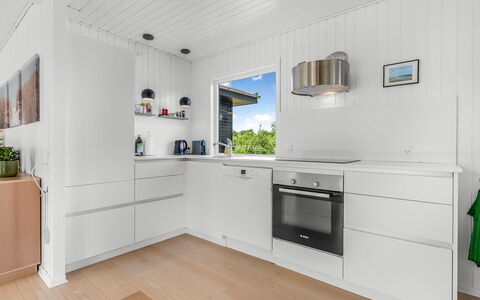 Tabetha - 800M from the Sea: Pavimentazione, Interior Design, Legna, Pavimento, Elettrodomestico Da Cucina, Controsoffitto, Cucina, Cabinetry, Soffitto, Pavimento In Legno