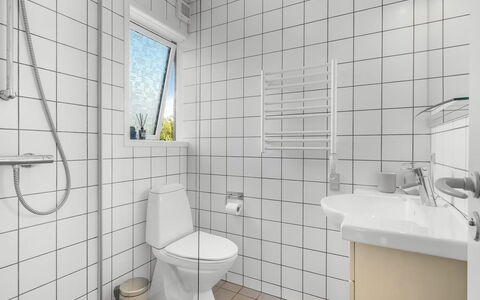 Tabetha - 800M from the Sea: Idraulico Fixture, Pavimentazione, Toilet Seat, Bagno, Pavimento, Gabinetto, Interior Design, Idraulico, Piastrella, Lavello