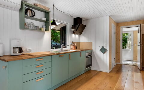 Hejne - 600M from the Sea: Cucina, Controsoffitto, Elettrodomestico Da Cucina, Legna, Pavimentazione, Interior Design, Apparecchio Major, Cabinetry, Mobilia, Pavimento
