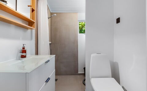 Hejne - 600M from the Sea: Pavimentazione, Idraulico Fixture, Parete, Pavimento, Interior Design, Bagno, Lavello, Mobiletto Del Bagno, Lavandino Del Bagno, Rubinetto
