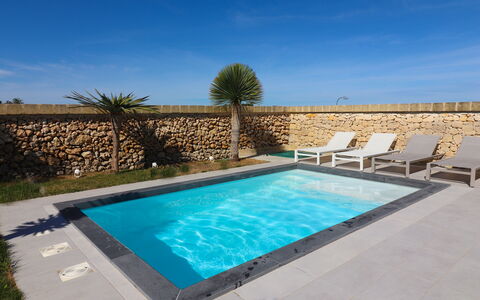 Villa Ginevra Luxury Otranto: Blu, Piscina, Pavimentazione, Pavimento, Materiale Composito, Ricorrere, Mobili Da Esterno, Piastrella, Calcestruzzo, Design