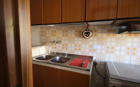 Il Paradiso tra Gli Ulivi: Cucina, Legna, Pavimentazione, Lavandino Della Cucina, Lavello, Controsoffitto, Apparecchio Major, Elettrodomestico Da Cucina, Pavimento, Interior Design