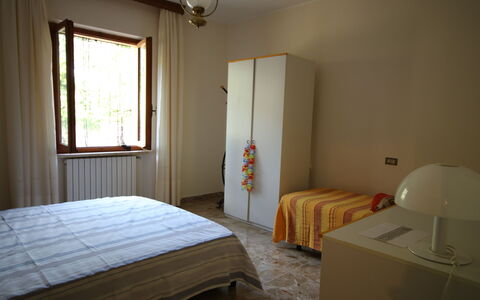 Il Paradiso tra Gli Ulivi: Letto, Camera Da Letto, Mobilia, Lenzuolo, Parete, Interior Design, Bedding, Legna, Pavimentazione, Pavimento