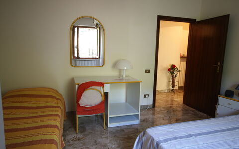 Il Paradiso tra Gli Ulivi: Mobilia, Pavimentazione, Camera Da Letto, Pavimento, Legna, Letto, Interior Design, Lenzuolo, Camera, Bedding