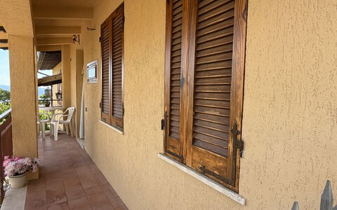Il Paradiso tra Gli Ulivi: Legna, Color Legno, Shade, Latifoglie, Balcone, Portico, Illuminazione Diurna, Plank, Legname