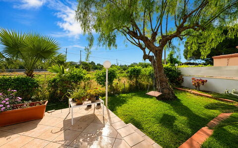 Le Vele della Contea: Foglia, Arbusto, Giardino, Shade, Prato, Landscaping, Cortile, Eco Hotel, Passerella