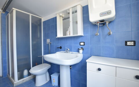 Le Vele della Contea: Pavimentazione, Pavimento, Idraulico Fixture, Interior Design, Camera, Lavello, Idraulico, Rubinetto, Bagno, Lavandino Del Bagno