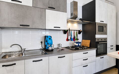 Villa Didymos: Cucina, Elettrodomestico Da Cucina, Controsoffitto, Apparecchio Major, Interior Design, Pavimentazione, Cabinetry, Cucina Stufa, Elettrodomestico, Mobilia