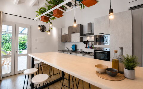 Villa Didymos: Mobilia, Interior Design, Pavimentazione, Cucina, Parete, Lampada, Legna, Controsoffitto, Soffitto, Pavimento
