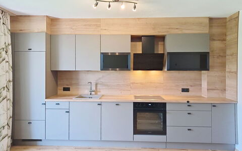 Eben: Cabinetry, Controsoffitto, Pavimentazione, Mobilia, Legna, Cucina, Interior Design, Elettrodomestico Da Cucina, Pavimento, Credenza