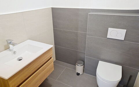 Eben: Pavimentazione, Pavimento, Gabinetto, Toilet Seat, Idraulico Fixture, Bagno, Interior Design, Piastrella, Idraulico, Lavandino Del Bagno