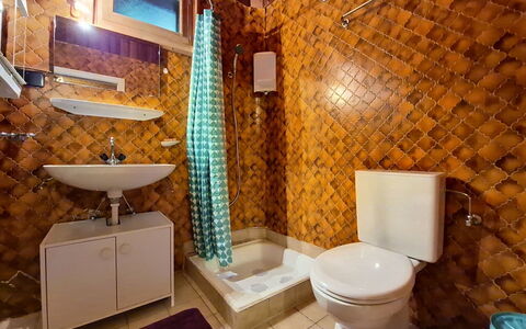 Le Mayen D'Ovronnaz: Interior Design, Pavimentazione, Idraulico Fixture, Legna, Pavimento, Bagno, Idraulico, Toilet Seat, Lavello, Camera