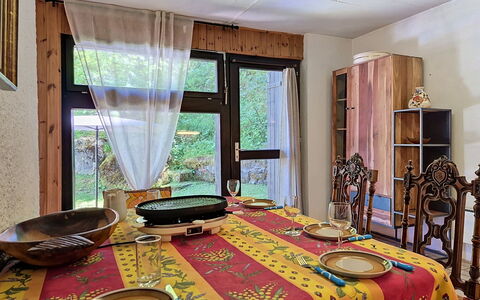 Le Mayen D'Ovronnaz: Mobilia, Interior Design, Legna, Pavimentazione, Tessile, Camera, Tavolo, Pavimento, Illuminazione, Sala Da Pranzo